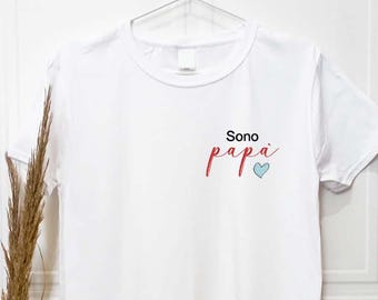 Customizable gift t-shirt for new parents with embroidered phrase, short-sleeved t-shirt with customization. Dad and heart t-shirt.