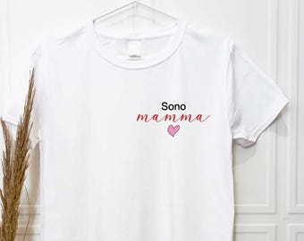 Customizable new parent gift T-shirt with embroidered phrase, short-sleeved T-shirt with customization. Mom and heart T-shirt.