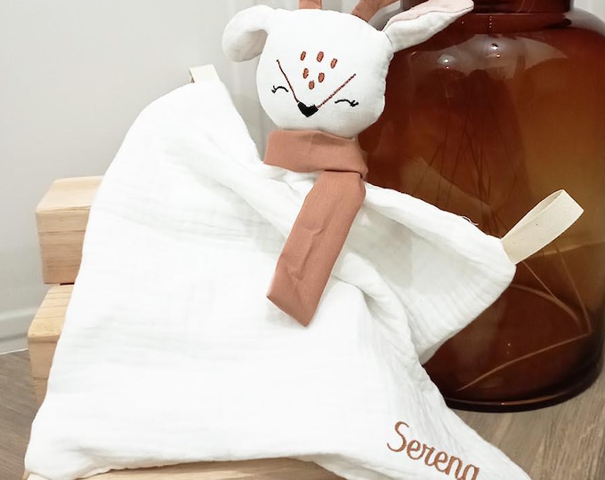 A deer-shaped baby muslin comforter. Customized triple-gauze muslin.