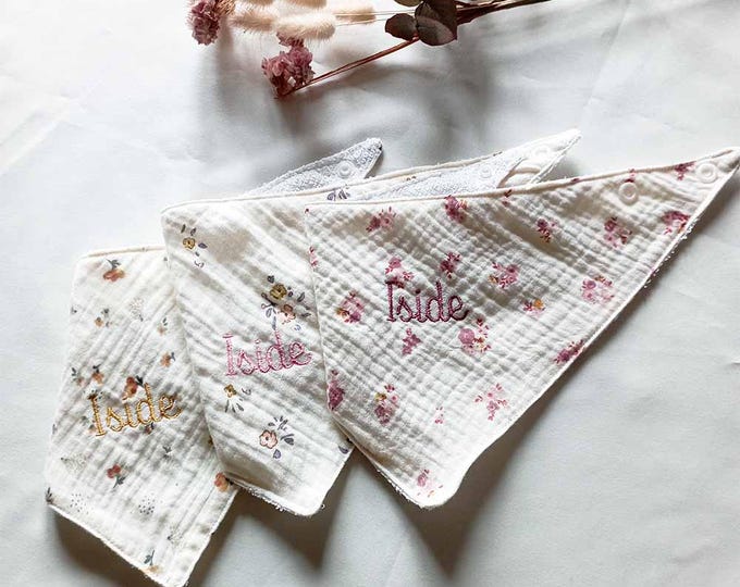 Triangular bib in cotton muslin and waterproof sponge personalized with name embroidery