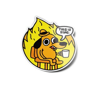 Könnte beinhalten: Ein gelber und orangefarbener Cartoon-Hund mit Hut sitzt auf einem Stuhl, umgeben von Flammen. Der Hund hält eine Tasse und eine Sprechblase über dem Hund sagt "Das ist in Ordnung."