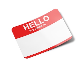 Puede incluir: Una etiqueta de nombre roja con el texto "HELLO my name is" impreso en ella. La etiqueta tiene un espacio en blanco para escribir un nombre.