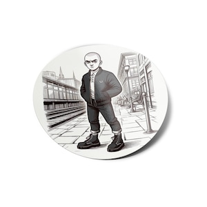 以下が含まれることがあります： 黒と白のイラストで、若い人が黒いボンバージャケット、ロゴ入りの白いシャツ、黒いブーツを着用しています。その人は建物の前の歩道に立っています。