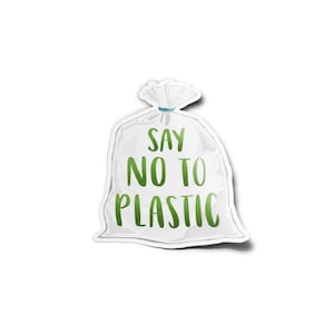 Può includere: Un adesivo bianco a forma di sacchetto di plastica con la scritta verde "SAY NO TO PLASTIC". Il sacchetto è legato in alto con uno spago blu. L'adesivo è su sfondo bianco.