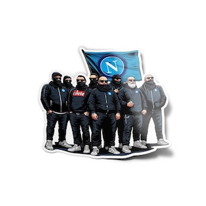 Puede incluir: Una pegatina que muestra a un grupo de personas vestidas de negro y con pasamontañas, sosteniendo una bandera con un círculo azul y la letra "N". El grupo está de pie frente a la bandera.