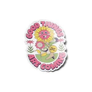 Peut inclure: Un autocollant avec un tournesol de dessin animé avec un visage heureux et le texte "Good Things Are Coming" dans une police rétro. Le tournesol est entouré de fleurs roses et de feuilles vertes. L'autocollant a également le texte "Good Vibes Only" dans un cercle.