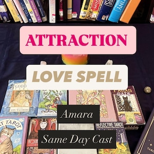 Könnte beinhalten: Ein Bild mit Tarotkarten und Büchern, mit den Worten "ATTRACTION" und "LOVE SPELL". Verschiedene Tarotdecks sind abgebildet, darunter "Amara" und "Same Day Cast". Bücherregale sind im Hintergrund zu sehen.