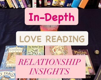 Op de afbeelding: Afbeelding van een verzameling tarotkaarten en boeken, waaronder titels als "Goddess Tarot" en "Aquarian Tarot". De afbeelding bevat ook de tekst "In-Depth Love Reading" en "Relationship Insights".