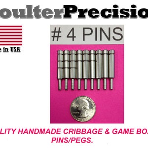 Peut inclure: Un ensemble de 10 pions en métal argenté n° 4 pour le cribbage ou les plateaux de jeu. Les pions sont présentés sur une surface rose avec un quart de dollar américain pour l'échelle. Le texte "Coulter Precision" et "Made in USA" est visible sur l'image.