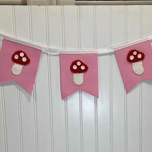 Handgenaaide banner van wollen paddenstoelen