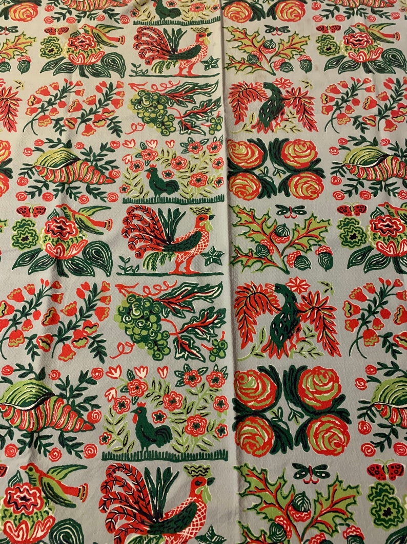 Peut inclure: Un tissu vintage avec un motif r&eacute;p&eacute;t&eacute; de coqs stylis&eacute;s, d'oiseaux, de fleurs et de feuilles. Le tissu est gris clair avec des accents rouges, verts et jaunes.