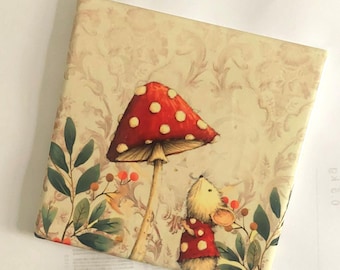 Kleine Urnenkachel aus Keramik mit Maus und Fliegenpilz