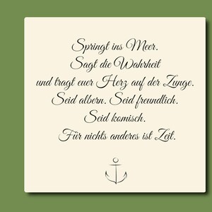 Puede incluir: Una tarjeta cuadrada con fondo crema y elegante escritura negra. El texto dice "Springt ins Meer. Sagt die Wahrheit..." con una ilustraci&oacute;n de ancla en la parte inferior. La tarjeta est&aacute; sobre un fondo verde.