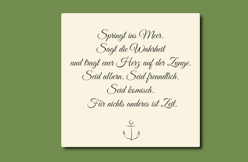 Puede incluir: Una tarjeta cuadrada con fondo crema y elegante escritura negra. El texto dice "Springt ins Meer. Sagt die Wahrheit..." con una ilustraci&oacute;n de ancla en la parte inferior. La tarjeta est&aacute; sobre un fondo verde.