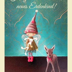 K&ouml;nnte beinhalten: Eine skurrile Illustration mit einer Fee, die einen wei&szlig;en Hasen und ein Reh mit einem rosa Schal h&auml;lt. Die Fee tr&auml;gt einen braunen Hut, ein gr&uuml;nes Kleid und rosa Stiefel. Der Hintergrund ist t&uuml;rkis mit goldenen Akzenten, mit dem Text "Herzlich willkommen, neues Erdenkind!"
