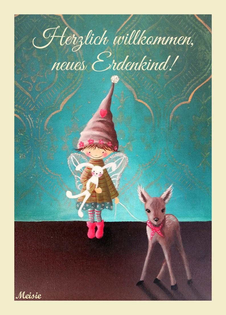 K&ouml;nnte beinhalten: Eine skurrile Illustration mit einer Fee, die einen wei&szlig;en Hasen und ein Reh mit einem rosa Schal h&auml;lt. Die Fee tr&auml;gt einen braunen Hut, ein gr&uuml;nes Kleid und rosa Stiefel. Der Hintergrund ist t&uuml;rkis mit goldenen Akzenten, mit dem Text "Herzlich willkommen, neues Erdenkind!"