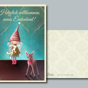 K&ouml;nnte beinhalten: Eine Gru&szlig;karte mit einer Illustration einer Fee, die ein Kaninchen und ein Reh mit einer rosa Schleife h&auml;lt. Die Karte tr&auml;gt den Text "Herzlich willkommen, neues Erdenkind!" und einen passenden Umschlag.