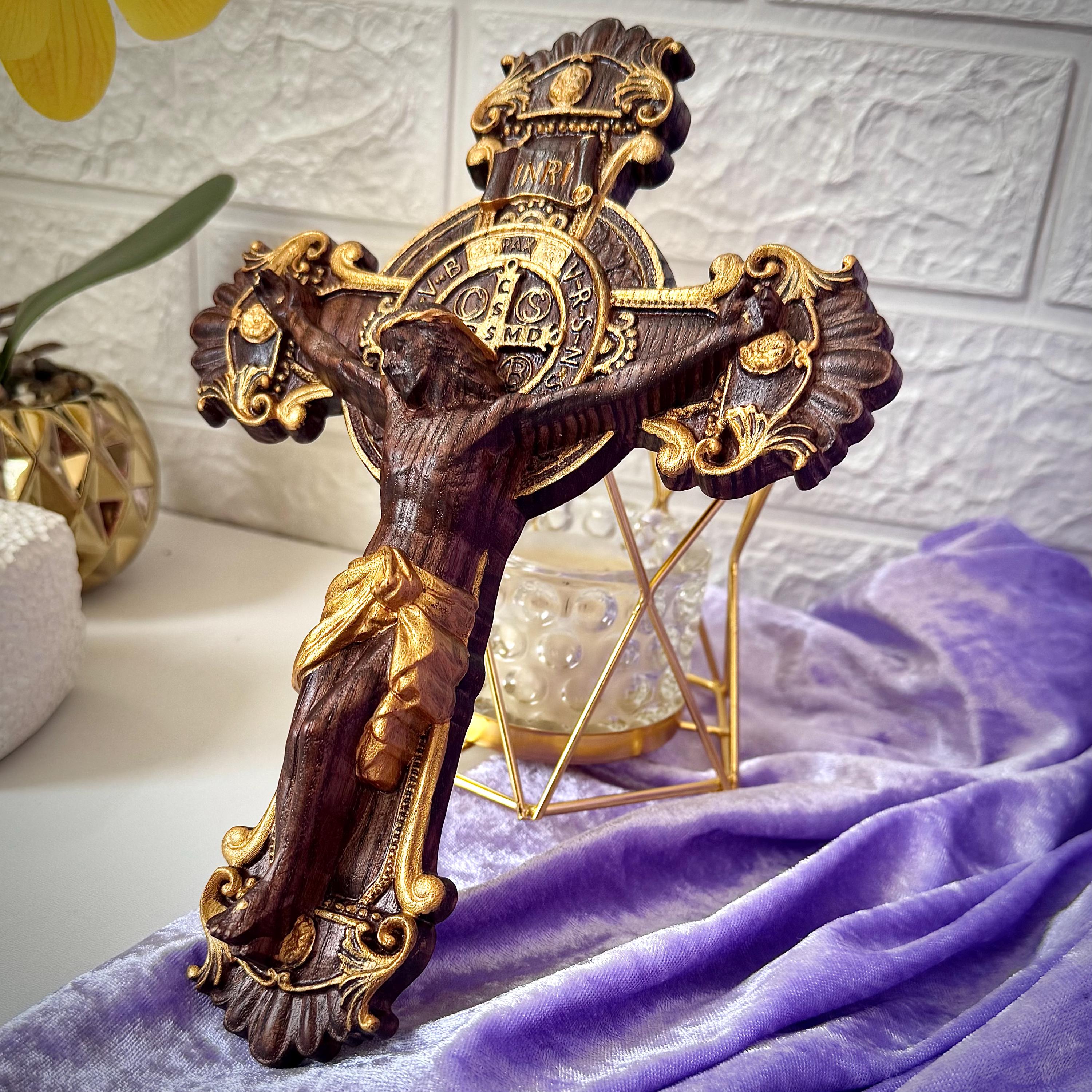 Crucifix Ancien En Bois Et Métal Doré Avec Jésus En Résine - Vintage Français