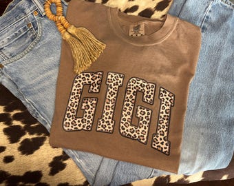 GIGI Leopard-t-shirt | Present till mormor | Ny GIGI-t-shirt | Gigi-t-shirt | Comfort Colors ® | Mormorsliv-tröja | Mormorspresent | Stolt GiGi