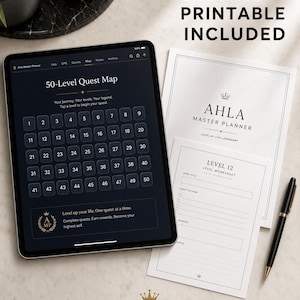 Op de afbeelding: Een digitale en printbare planner met een 50-level quest map weergegeven op een tablet. De planner bevat werkbladen en een pen. Tekst op de afbeelding luidt "AHLA Master Planner" en "Bonus App Access".