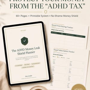 Könnte beinhalten: Ein digitaler Planer mit dem Titel The ADHD Money Leak Shield Planner auf einem Tablet-Bildschirm, begleitet von zwei gedruckten Seiten mit einem Saved From Buying Tracker und einem Visual Subscription Tracker, alles mit dunkelgrünem Text.