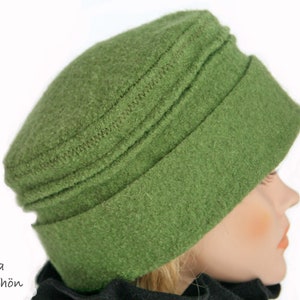 Pu&ograve; includere: Un cappello di lana verde con un bordo ripiegato. Il cappello ha una superficie testurizzata ed &egrave; fatto di un materiale morbido e caldo.