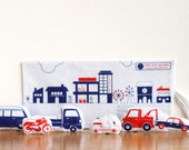 Petites Voitures et leur Garage Nomade en tissu sérigraphié