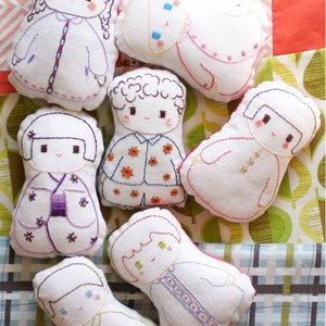 Embroidery pattern to make a portable doll cosy with dollies in French