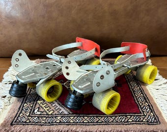 Patins à roulettes vintage français en métal fabriqués par Patins à roulettes vintage français en métal fabriqués par