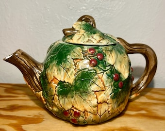Tetera vintage Cottage Core Bosque Bosque Hoja de arce Baya roja Cuenca del Pacífico