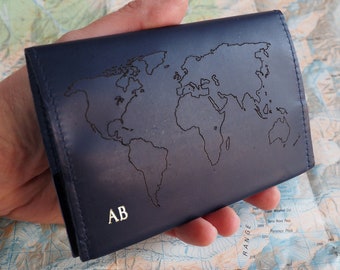 Porta pasaporte de piel azul marino con mapa del mundo personalizado con tus iniciales en dorado, regalo de viaje, regalo de pasaporte, trotamundos, día de la madre
