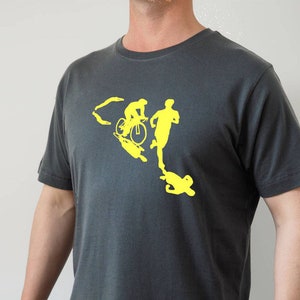 Herren Triangle T-Shirt: Grau mit Gelber Graphik