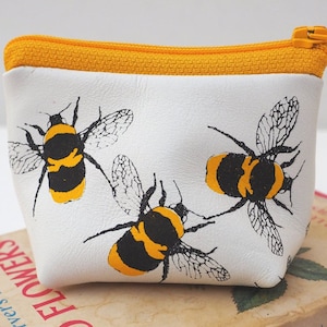 Handgemachte kleine Leder Geldbörse mit Bienen Print, Airpods / Ohrhörer Etui, Ladegerät Tasche, niedliches handgemachtes Bienen Geschenk