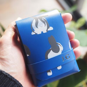 Personalisiertes handgemachtes Leder Spielkarten Etui in blau mit einem Hasen Druck, Spielkarten Geschenk, Kaninchen Liebhaber, Häschen