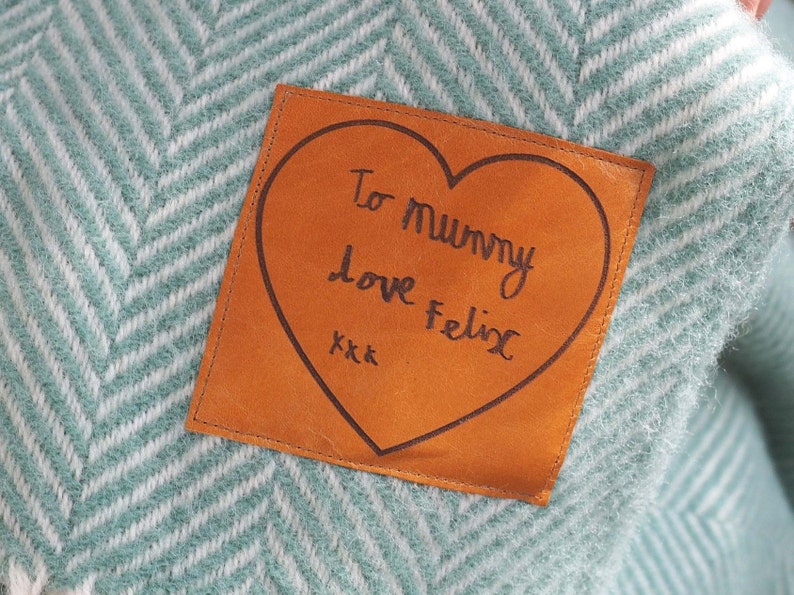 Woollen throw personalized with a leather patch with your handwritten message, personalized blanket, Mother's Day gift, Mothering Sunday image 2