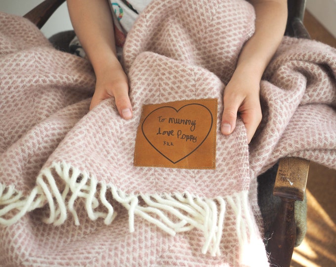 Jeté en laine personnalisé avec un patch en cuir avec votre message manuscrit, couverture personnalisée, écriture d'enfant, cadeau grand-mère