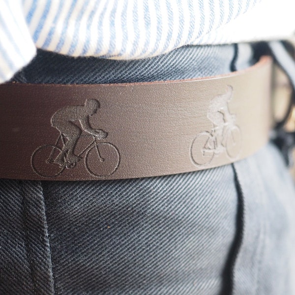 Ceinture en cuir marron cycliste gravée, cadeaux vélo, cadeau cyclisme, ceinture en cuir faite main, cadeau cyclistes, cadeau vélo, cadeau fête des pères