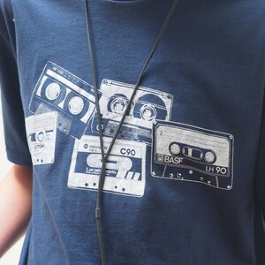 Camiseta com estampa de fita cassete retrô em azul e branco, camiseta retrô tech, camiseta retrô, presente de fitas musicais, música dos anos 80, dia dos pais