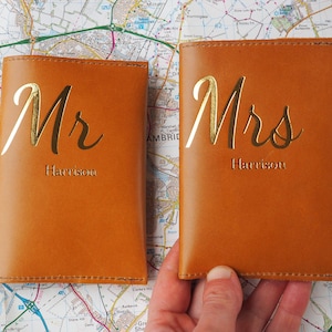 Cadeauset voor meneer en mevrouw paspoorthouder, gepersonaliseerd huwelijksreiscadeau, cadeau voor stellen, paspoorthoes, pasgetrouwdcadeau,