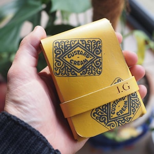 Porta carte da gioco in pelle gialla fatto a mano personalizzato con stampa di crema pasticcera, regalo di carte da gioco, regalo di biscotti, crema pasticcera