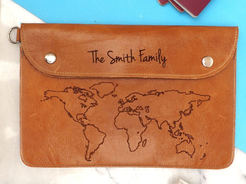 Cartera de viaje familiar de cuero personalizada con mapa del mundo, regalo de cuero, regalo de viaje, porta pasaporte, estuche para pasaporte, regalo de viaje imagen 1