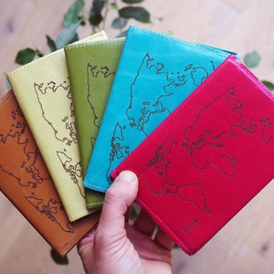 Gepersonaliseerde leren paspoorthouder wereldkaart, hoesje paspoort, reiscadeau, gouden initialen, cadeau aardrijkskundekaart, paspoortcadeau