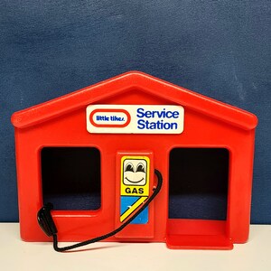 Little Tikes service station image 1