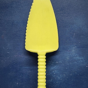 Vintage Plastic Cake/Pie Slicer/Server