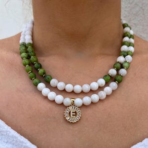 Collar de jade y piedra lunar, collar con colgante de piedra preciosa E, collar con inicial y piedra de nacimiento, delicado collar de jade y piedra lunar, regalo para mamá y hermana