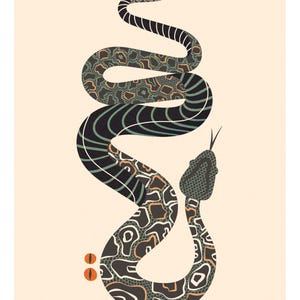 Peut inclure: Une illustration stylisée d'un serpent avec un motif vert, noir et orange. Le serpent est enroulé verticalement, la tête tournée vers le haut.
