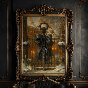 Puede incluir: Una pintura enmarcada que representa una llave negra adornada con un lazo negro, fijada a una puerta en un paisaje invernal nevado. La pintura está enmarcada en un marco dorado ornamentado. El texto "EST. 1974 DARK QUEEN GATE PRINT ART STUDIO" es visible en la parte inferior de la pintura.