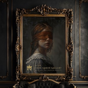 Puede incluir: Una pintura de una mujer con una venda en los ojos, enmarcada en un marco dorado adornado. La pintura se titula "Dark Queen Gallery" con el texto "EST 1974" y "PRINTABLE ART PREMIUM QUALITY".