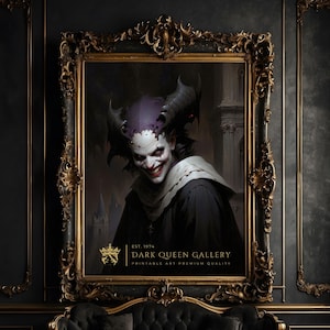 Pode incluir: Um retrato emoldurado de uma figura demoníaca com um sorriso sinistro, vestindo uma túnica escura e um cocar com chifres. A obra de arte está emoldurada em uma moldura dourada ornamentada, com o texto "DARK QUEEN GALLERY" na parte inferior. A estética geral é gótica e assustadora.