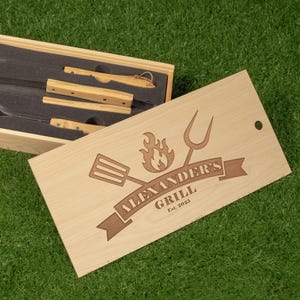 Custom&#39;s Grill Laser Engraved Pine Grill Set, Fun Gift for Dad, Father&#39;s Day Grill Master Dad Gift, Gift for Grandfather